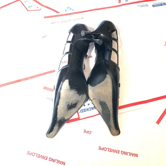 Prada | Rounded Pointed Toe Black Heels - Picture 7 of 8